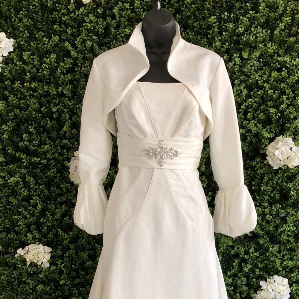 Enzoani Nymph Ivory Size 4 and matching Jacket